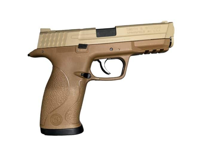 A Smith & Wesson M&P40 with a detached magazine (Model only) - Image 2