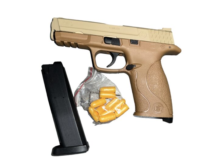 A Smith & Wesson M&P40 with a detached magazine (Model only) - Image 3