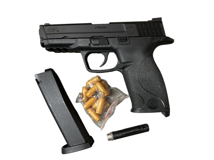 A Smith & Wesson M&P40 with a detached magazine (Model only) - Image 4